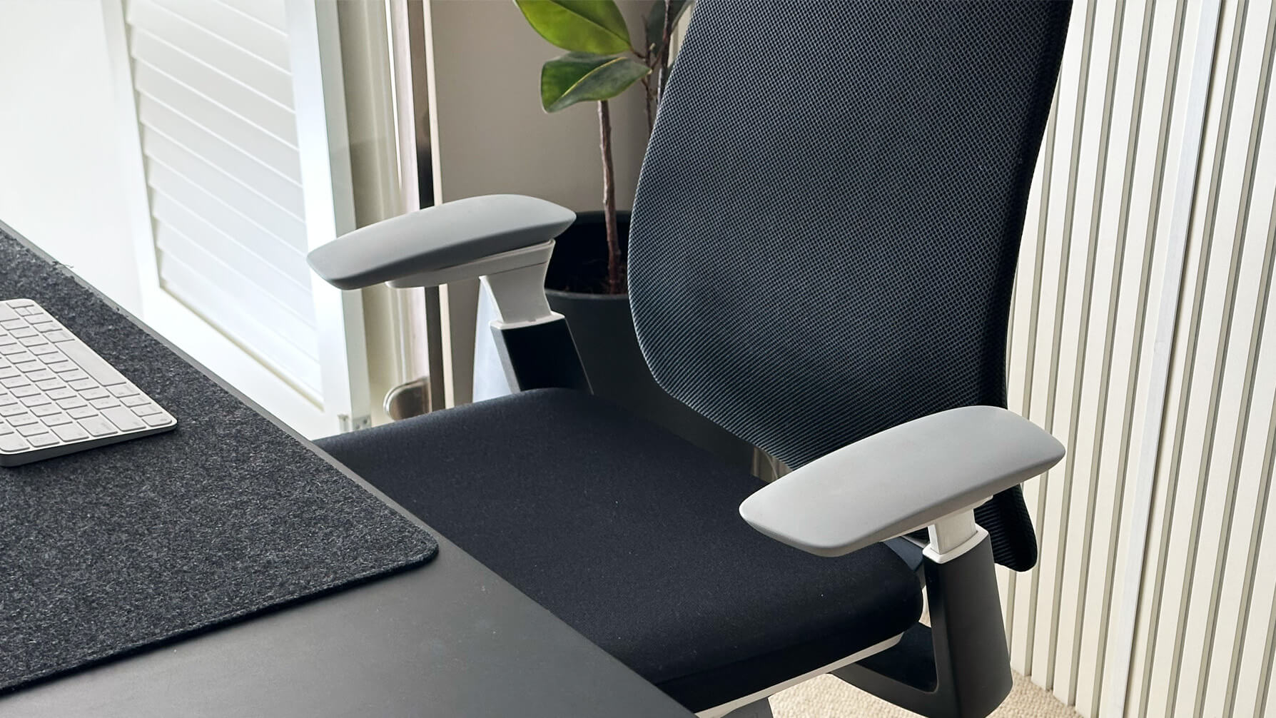 remove gas cylinder from chair